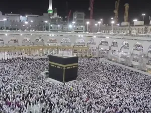 علماء ودعاة يستنكرون السيلفي امام الكعبة باعتباره قلة ادب مع الله
