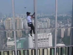 رجل بريطاني تسلق الجدار الخارجي لبرج لوتيه ورلد في سونغبا-غو في سيئول