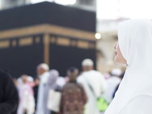 ماذا تفعل المرأة إذا أتتها الدورة الشهرية في الحج؟