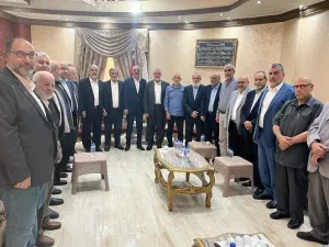 قادة حماس والجهاد في القاهرة يتوسطهم سمير مشهرواي مساعد محمد دحلان