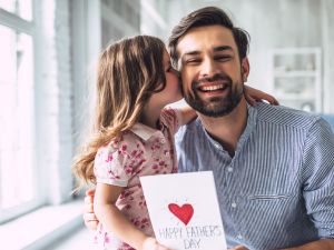معايدات عيد الأب: أجمل عبارات التهنئة بعيد الأب