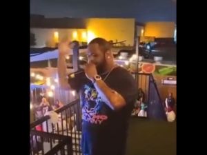  ميلتون باول وهو يقدم عرضا فنيا أمام الجمهور قبيل وفاته