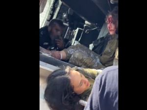 دماء وانين مجندتين اسرائيليتين انقلبت مركبتهما اثناء مطاردة فلسطينيين (فيديو)