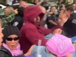 علقة ساخنة لمثليين جنسيا على يد اهالي طلبة مدرسة اميركية (فيديو)