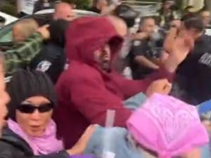 علقة ساخنة لمثليين جنسيا على يد اهالي طلبة مدرسة اميركية (فيديو)