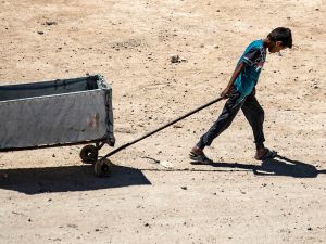 طفل سوري يسحب عربة في مخيم الهول بمحافظة الحسكة شمال شرق سوريا