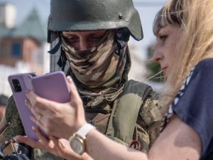 امراة تتحدث مع مقاتل من فاغنر في روستوف جنوبي روسيا