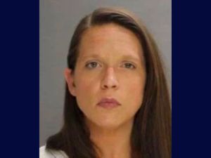 اعتقال معلمة ارسلت صورها العارية الى تلميذ لايقاعه في حبائلها