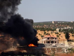 سحابة دخان ترتفع من موقع قصفه الطيران الروسي في محافظة ادلب