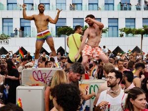 150 الفا يشاركون في مسيرة "فخر" المثليين في تل ابيب