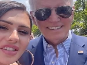 متحولة جنسيا تكشف صدرها خلال حفل استقبال للمثليين في البيت الأبيض