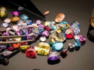 7  تفسيرات لرؤية الأحجار الكريمة في الحلم