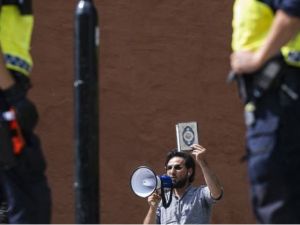 سمحت السلطات السويدية بتظاهرة أحرق فيها رجل بضع صفحات من المصحف الشريف