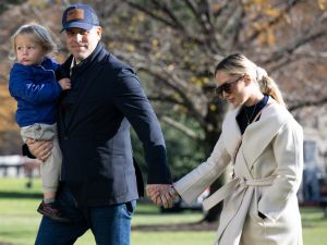 هانتر بايدن مع زوجته وطفله