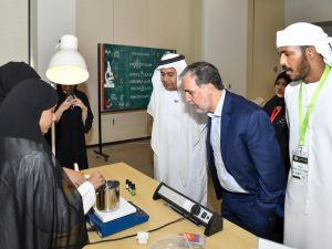  500 طالب وطالبة يشاركون بفعاليات معرض كلية العلوم في جامعة الإمارات