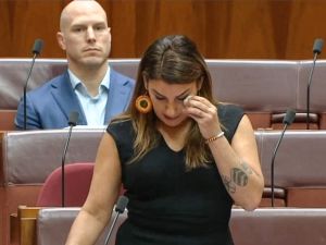 Lidia Thorpe ليندا ثورب تبكي في البرلمان الاسترالي