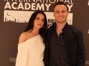 Hafsanur Sancaktutan gives Kerem Bürsin a kiss