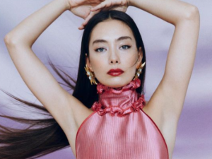 Neslihan Atagül shines in sexy silk mini-dress