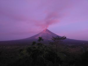بركان مايون على وشك الانفجار Mayon Volcano 