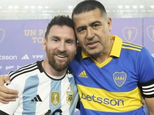ميسي في مباراة اعتزال ريكيلمي