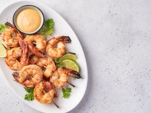 القريدس المشوي مع صلصة الأفوكادو