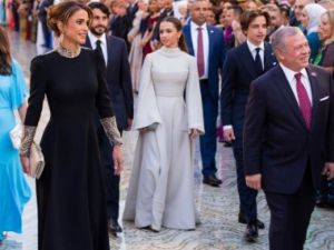 الملكة رانيا تطل بفستان باللون الأسود والذهبي من ديور