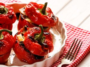 الفلفل الأحمر المشوي والمحشي بالطماطم