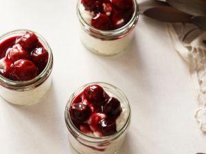 بودنغ حليب الشوفان مع الكرز الحامض