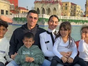 كريستيانو رونالدو مع عائلته في الرياض