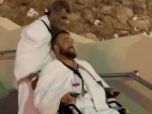 معاق يساعد معاقًا آخر في الصعود إلى جبل عرفات