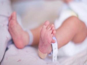 اكتشاف وجود الرضيعة التي كانت ملفوفة بشال أبيض 