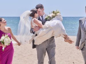 نصائح اختيار الزي المناسب لحضور حفل زفاف على الشاطئ