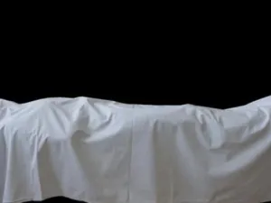 امرأة تعود من الموت خلال جنازتها