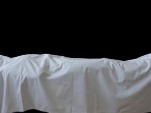 امرأة تعود من الموت خلال جنازتها