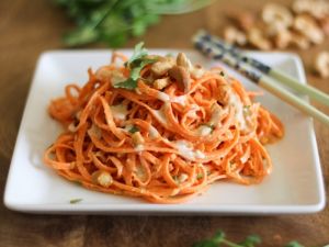 تاجلياتيلي الجزر مع الطماطم والجرجير