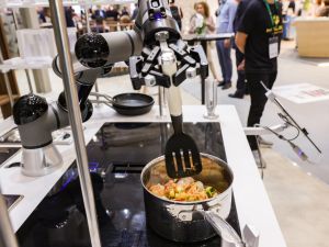 دناتا تعرض روبوت طهي في معرض السفر والتموين العالمي