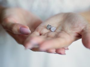 11 تفسير لرؤية الأقراط في الأحلام