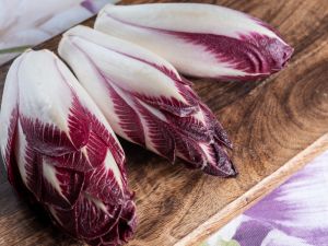 قوارب الانديفي مع صلصة الأفوكادو