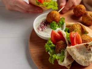 الفلافل كرات ذهبية يعشقها الملايين، كيف نحتفل بها؟