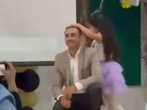 الأب قام بتصرف عفوي غير متوقع تجاه ابنته على خشبة المسرح