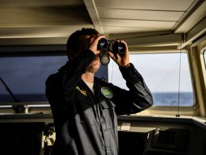 عنصر من خفر السواحل اليوناني