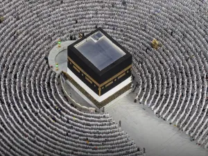 الحجاج يحيطون بالكعبة المشرفة في مدينة مكة المكرمة / وزارة الحج والعمر السعودية