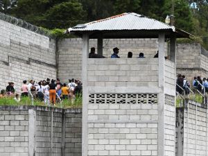 عشرات القتلى حرقا خلال مواجهات في سجن للنساء بهندوراس