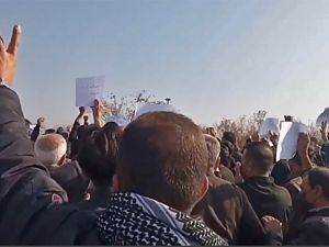 مصرع شرطي ايراني بعملية دهس نفذها قريب طفل قُتل في الاحتجاجات