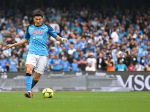 Napoli's South Korean defender Min-jae Kim controls the ball during the Italian Serie A football match between Napoli and Salernitana on April 30, 2023 at the Diego-Maradona stadium in Naples. Naples braces for its potential first Scudetto championship win in 33 years. With a 17 point lead at the top of Serie A, southern Italy's biggest club is anticipating its victory in the Scudetto for the first time since 1990. (Photo by Filippo MONTEFORTE / AFP)