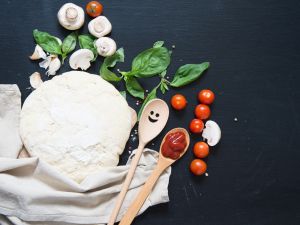 بيتزا خضار مع عجينة الحنطة الكاملة