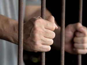 كتظاظ السجون بأعداد النزلاء، ووجود أكثر من 200 ألف مطلوب للتنفيذ القضائي.