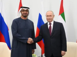  الرئيس الروسي فلاديمير بوتين ونظيره الإماراتي الشيخ محمد بن زايد (أ ف ب)