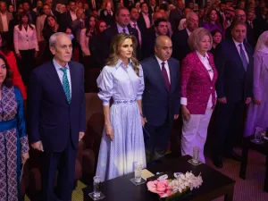 الملكة رانيا العبدالله بإطلالة باللون الأزرق في حفل جائزة التميز التربوي