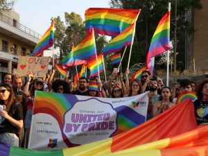 قبارصة يونانيون وأتراك، يتظاهرون دعما لحقوق "المثليين" (أ ف ب)